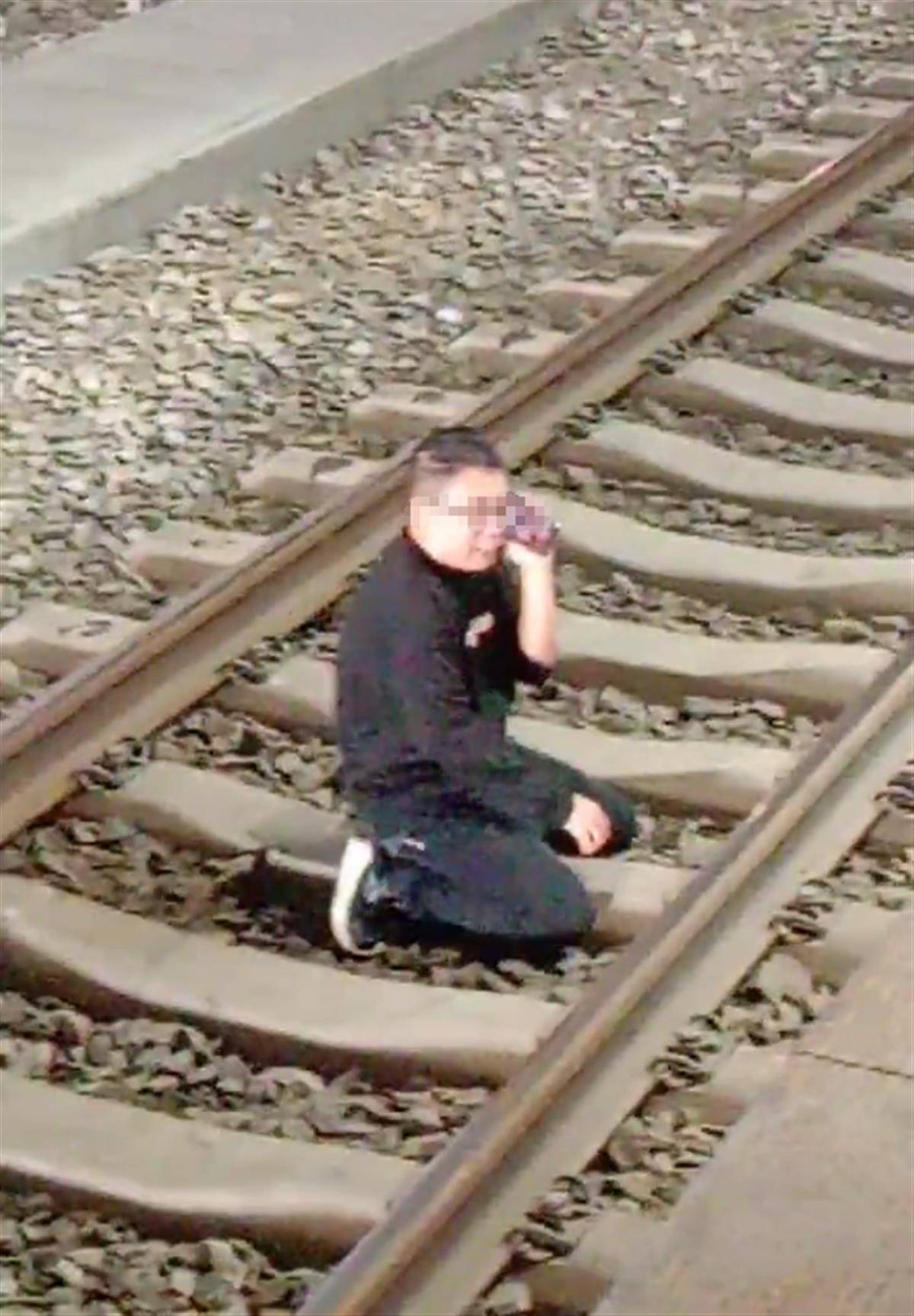 高铁即将进站时男子跳入轨道,工作人员紧急拦停列车将其救起_郑州东站