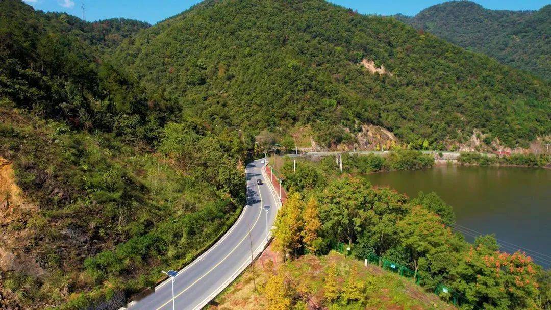 多彩房县值此时节房县十回首公路如彩色丝带般从谷底盘旋而上经过十道