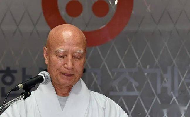 无独有偶,今年8月时,韩国又一位知名大学毕业的道然法师也媒体爆出了