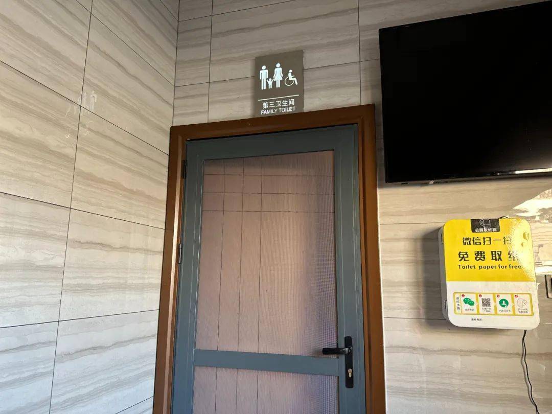 海陵区欣莲农贸市场公共厕所管理良好,残疾人专用厕所使用情况正常.