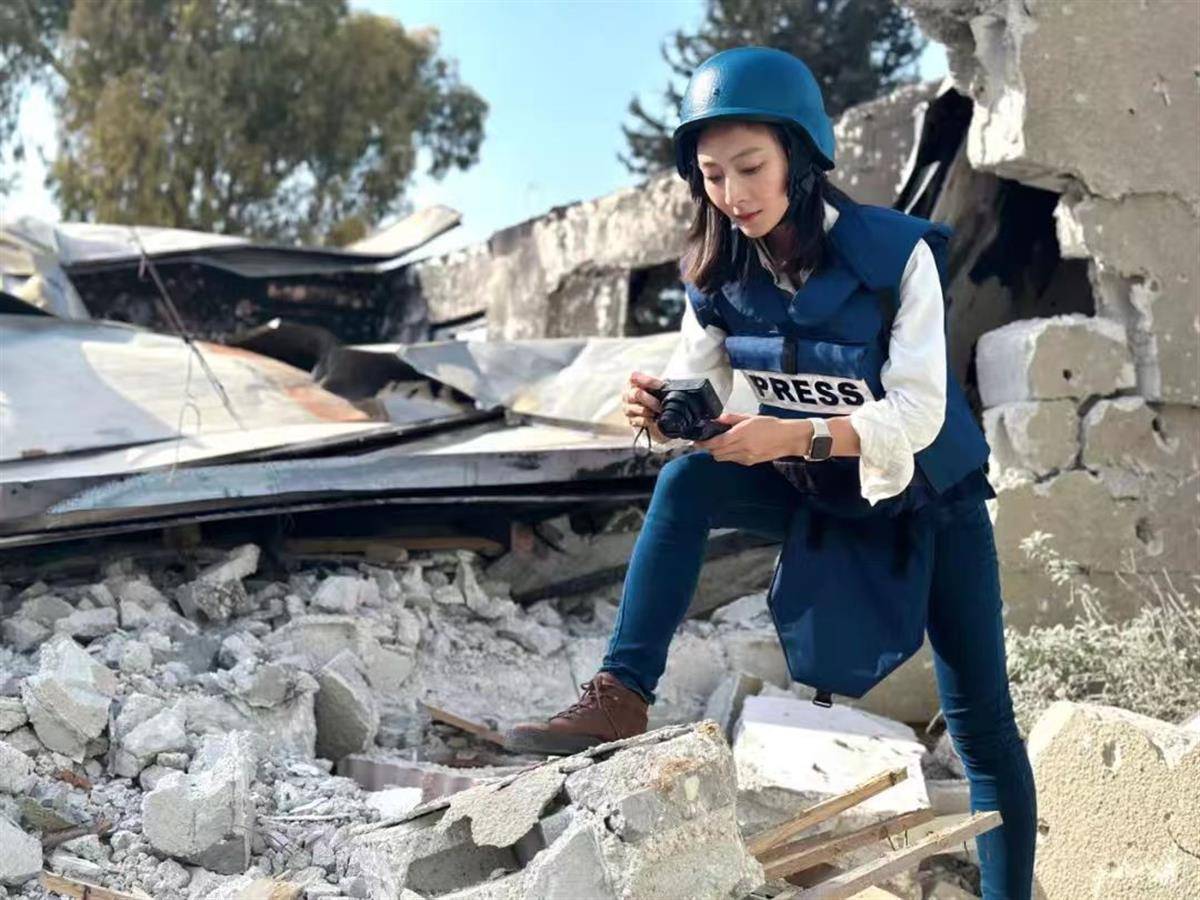 新华社记者王卓伦(图源:新华社)中国战地记者仍然坚持在最前线央视