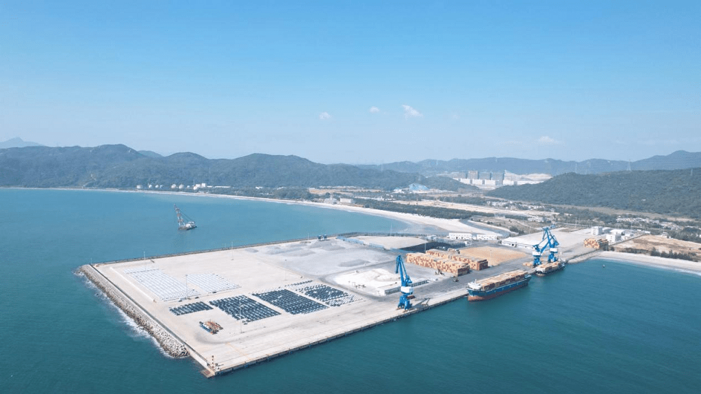 创新高!小漠国际物流港1-10月货物吞吐量突破100万吨