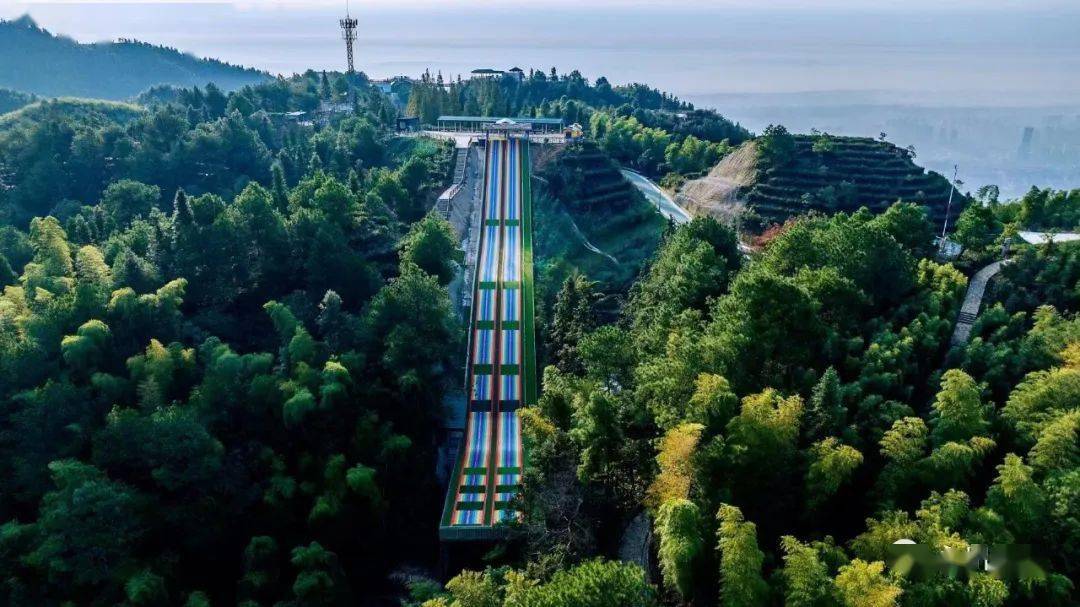 男,女石笋峰,鳄鱼石,大圣像,孔雀湖等自然景观和三教寺,弥陀寺,天堂寺