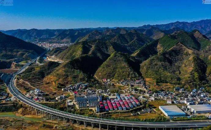 陕西丹宁东高速公路建设进入尾声,目前,该段高速路建设进入安座声