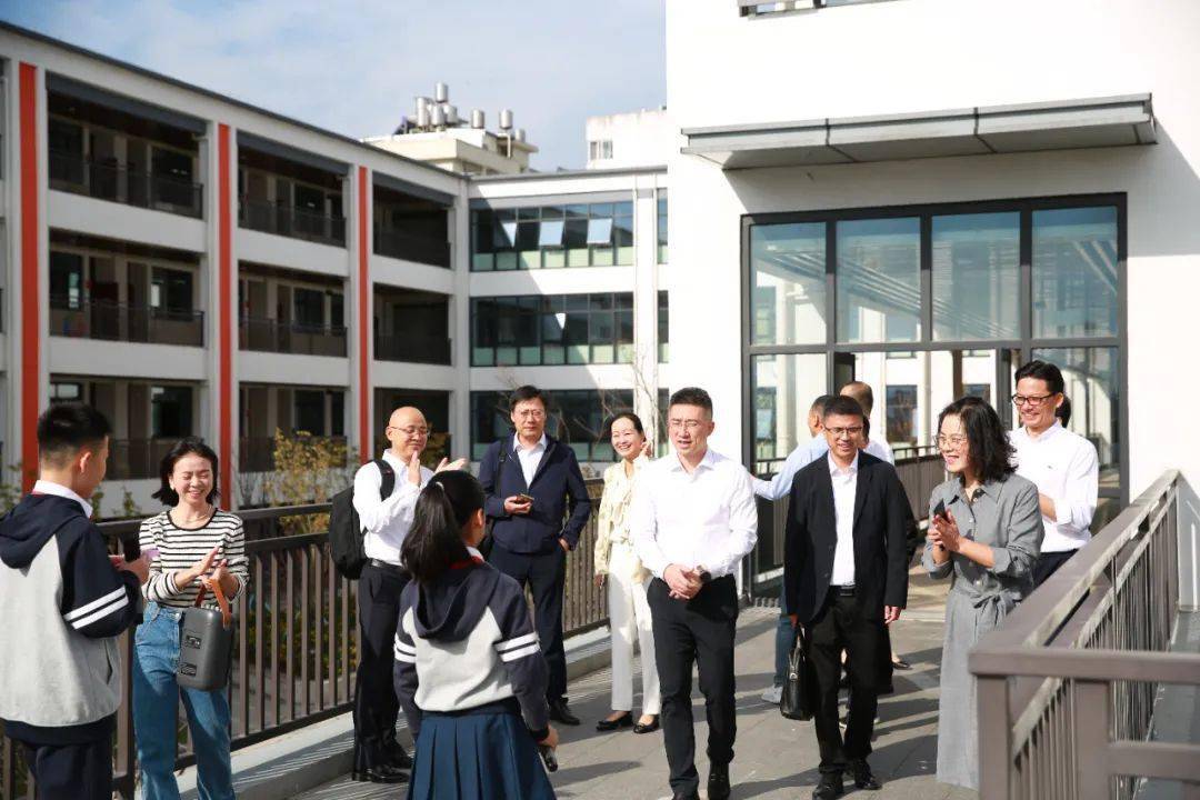 郑焕东一行先后走访了城东第二中学,乐清中学,知临中学,育才中学,机关