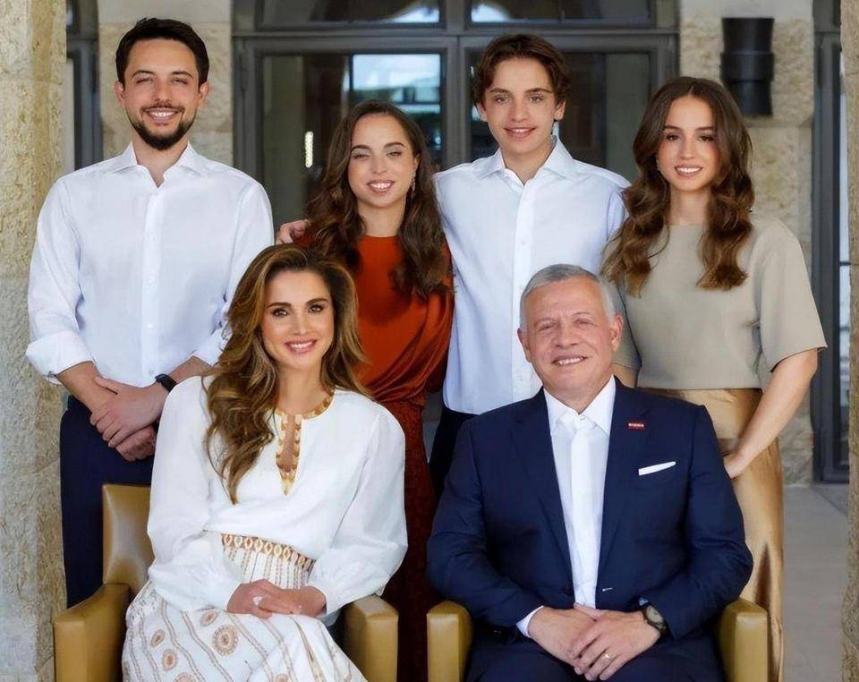 今年6月,侯赛因与出生在沙特的建筑师拉吉瓦结婚,婚礼地点正是当年