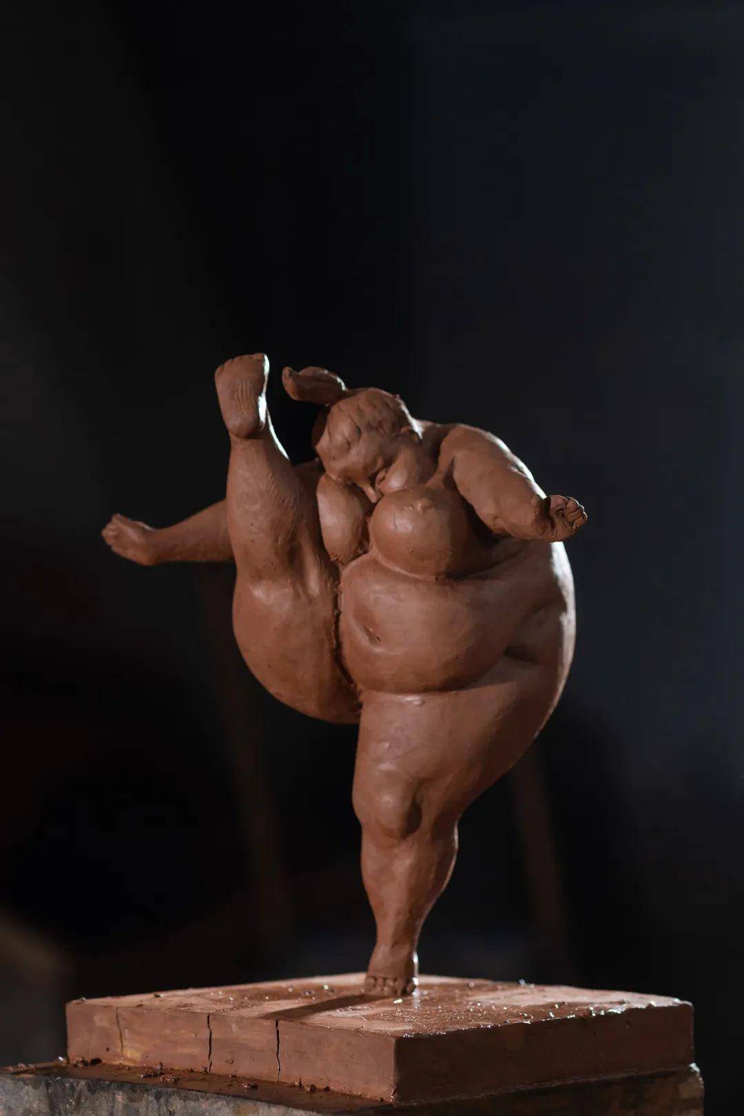 许鸿飞胖雕塑意义图片
