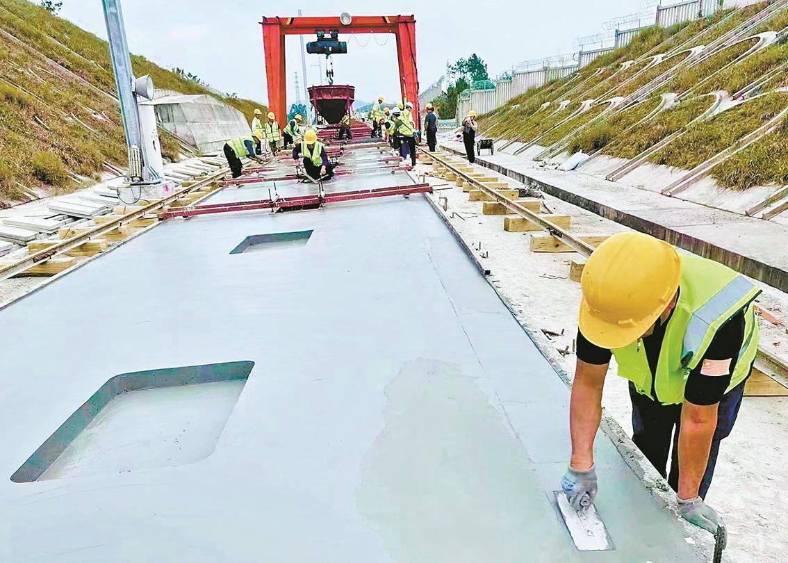 段底座板顺利浇筑完成,标志着梅龙5标建设已开始进入无砟轨道施工阶段