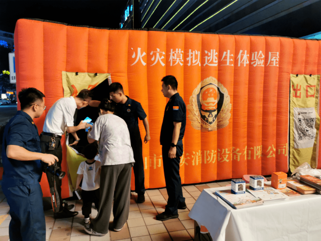 三乡镇新时代文明实践中心的志愿者们一起,为前来的群众设置了"火灾