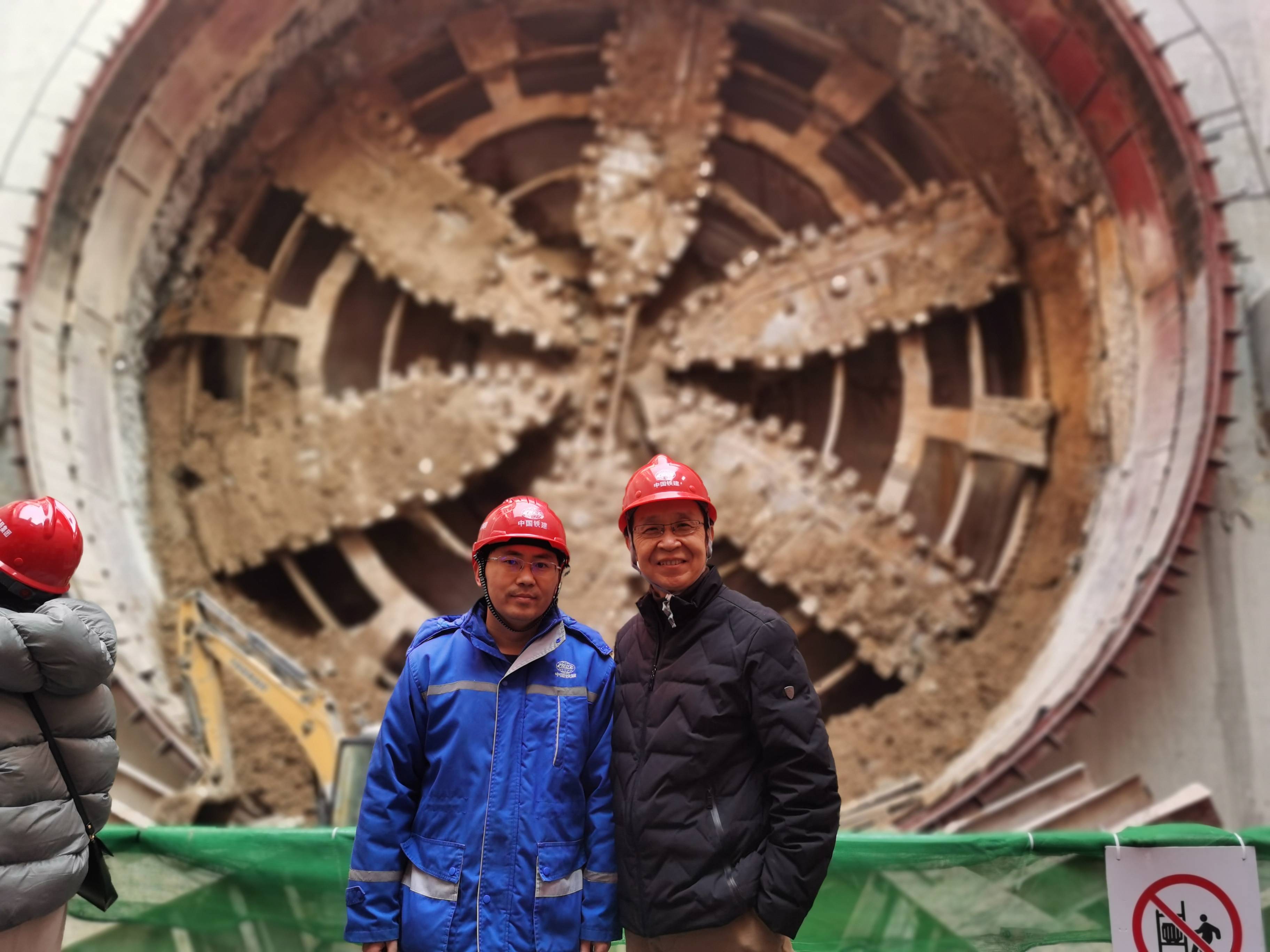 走进济南大学土木建筑学院刘俊岩教授团队的工作室,笔者就被井井有条