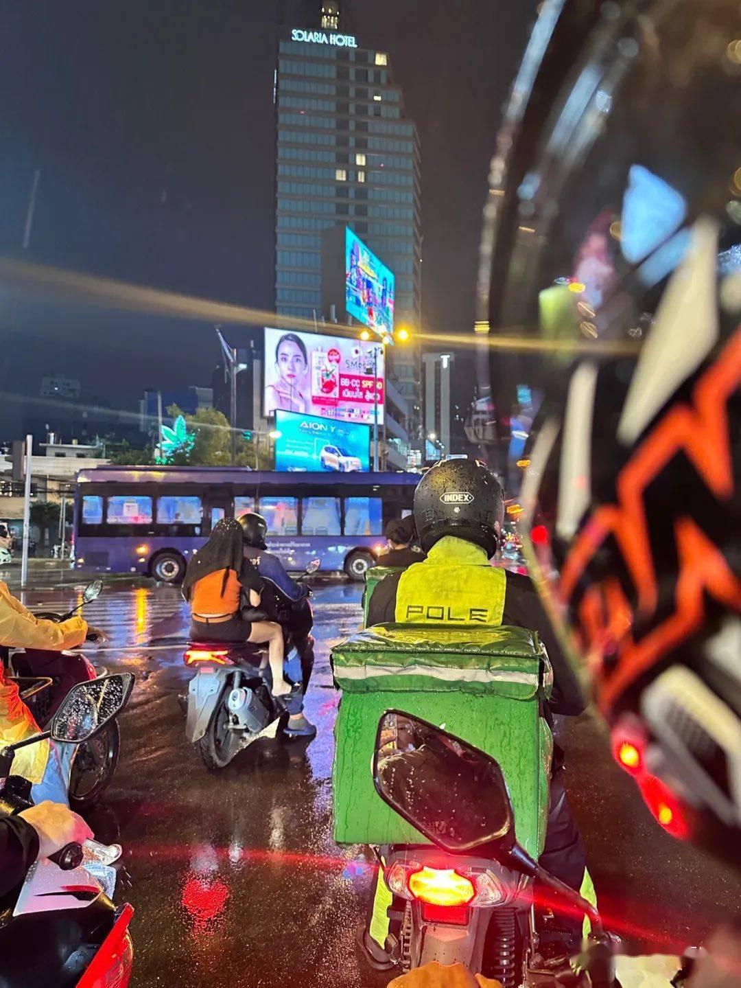 为了不迟到,也为了喝酒尽兴,城主一般晚上都是打grab的摩托车,当我坐