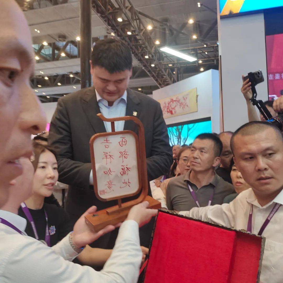 2020年,年仅12岁还在西吉县袁河中学上初一的王磊,因为几段打篮球的