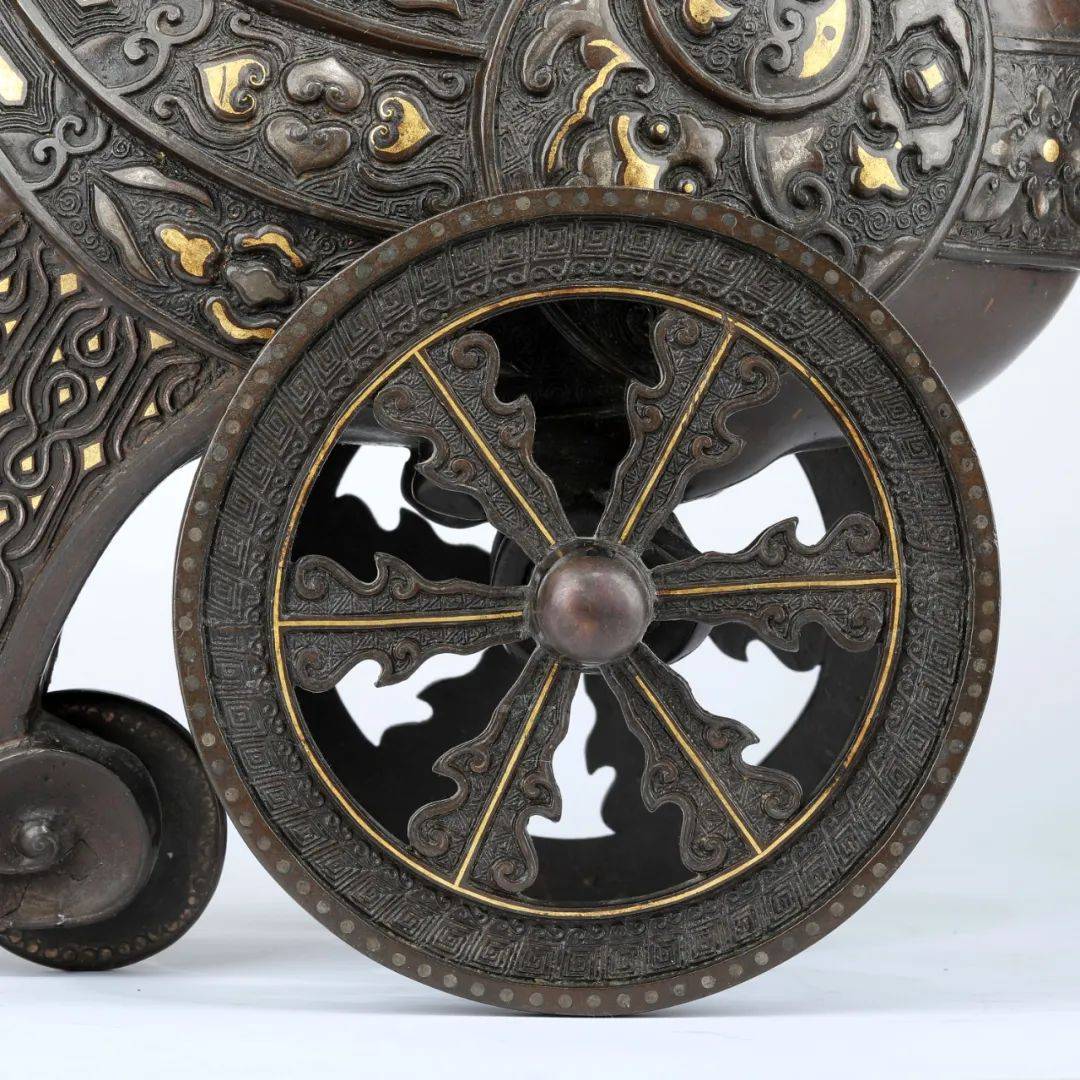 天鸡安坐车轮,背驮宝瓶,瓶身浮雕三大圣.