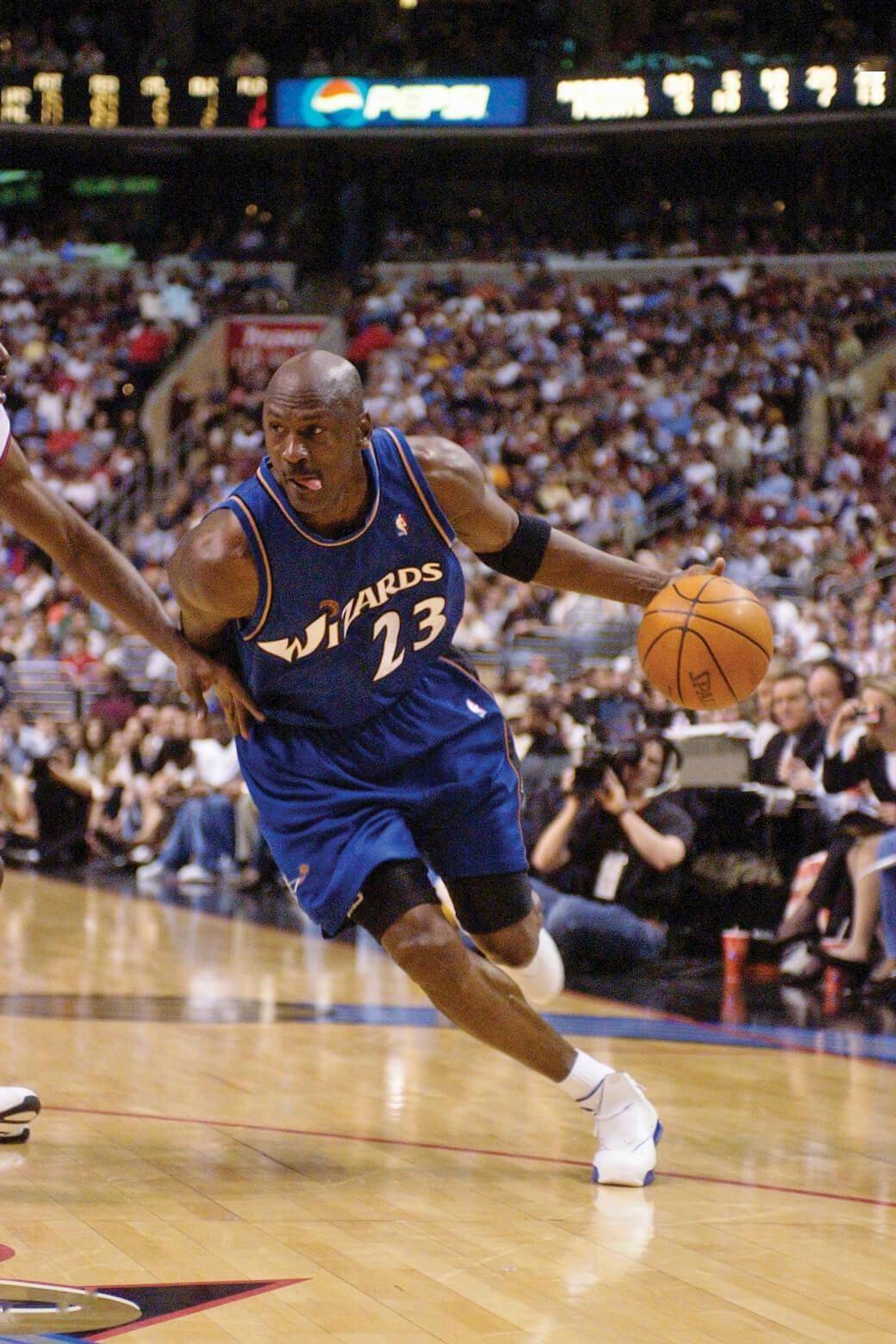 乔丹当时为了带领奇才转型了到自己不熟悉的,也是对抗性最强的位置