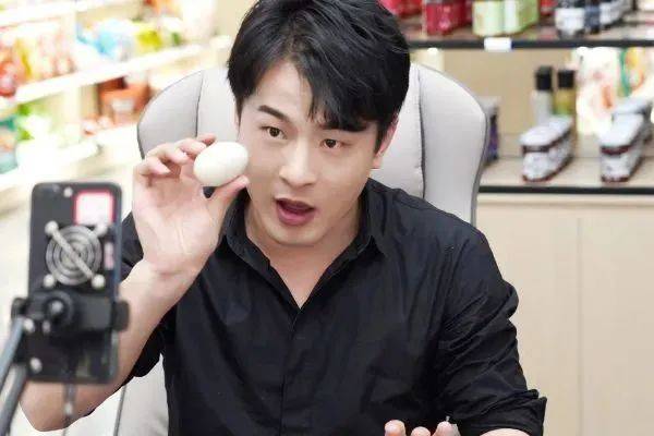 11-02长期吐槽平台,辛巴抖音账号被封11-02手机厂商竞速大模型,是噱头