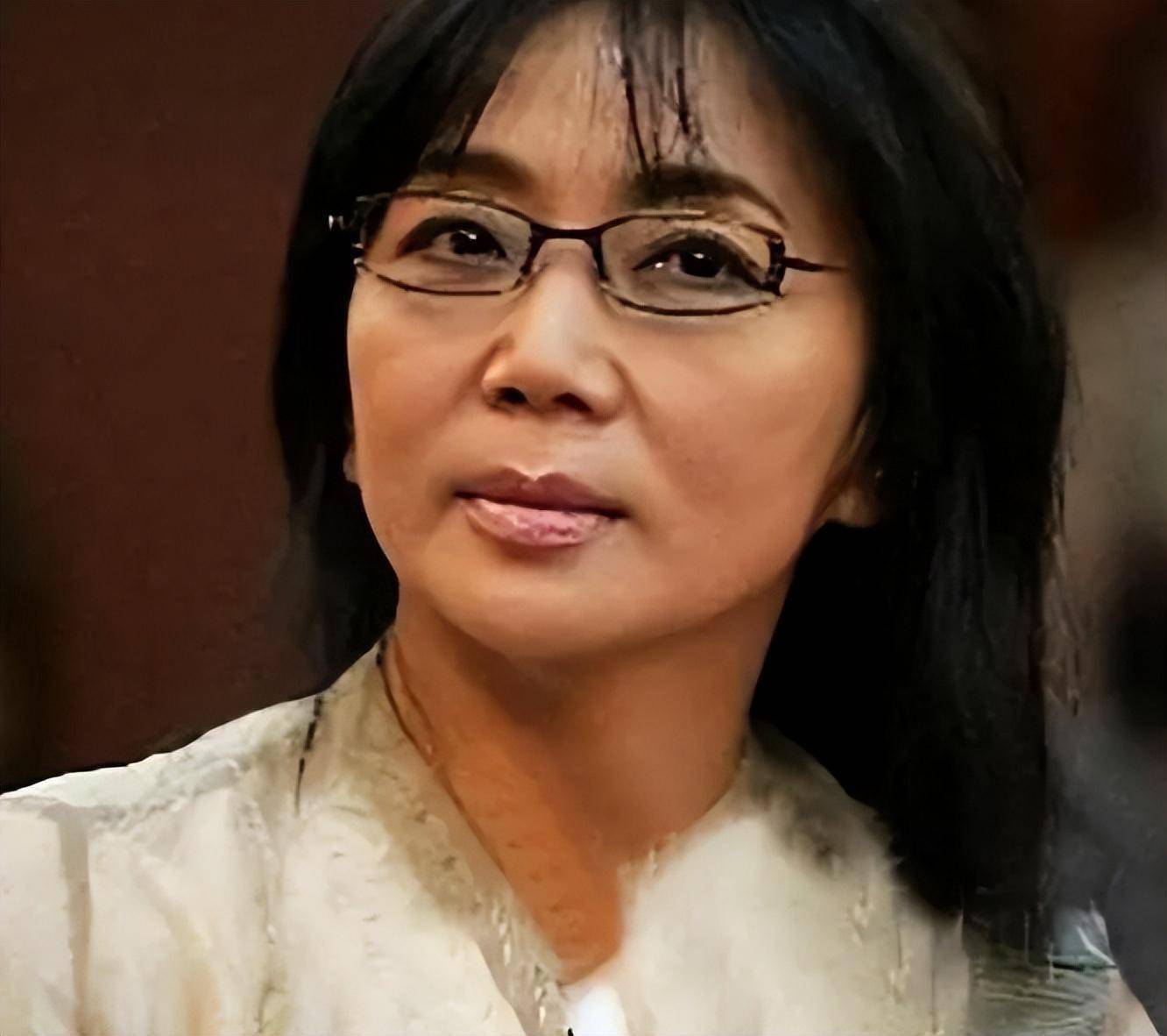 歌唱家李默:暗恋周润发,怀孕后遭家暴离婚,买房被好友骗上千万_时候