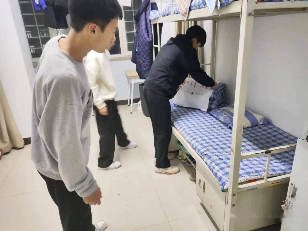 养成良好习惯-----赤峰蒙古族中学内务整理培训活动纪实_物品_宿舍
