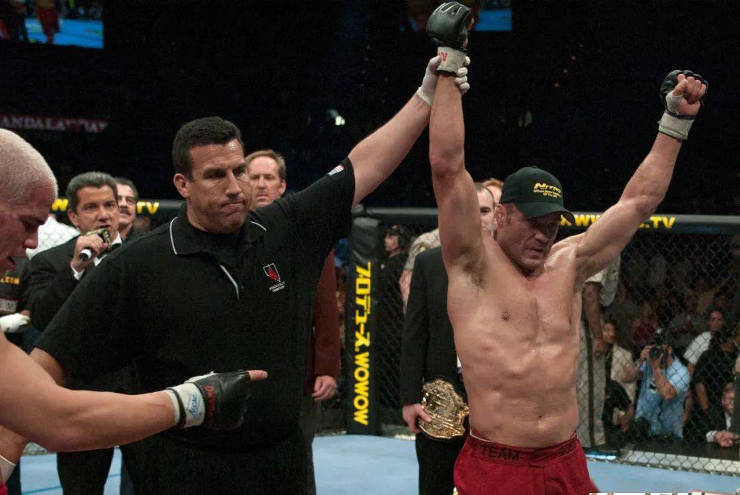 大师与野兽 | 轻重量级的传承之战_技术_摔跤_兰迪