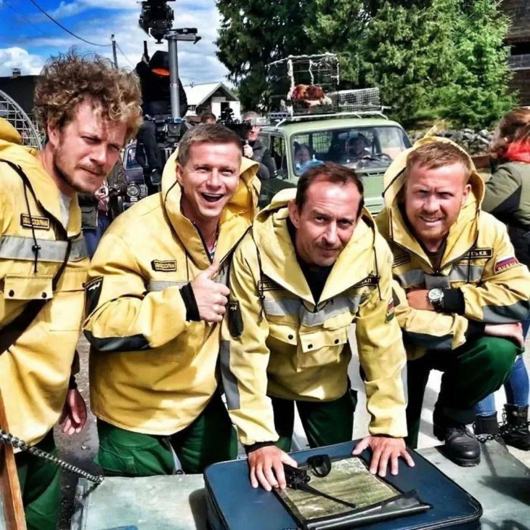 采访中说:"拍摄的时候真的很热,我们不停地吸入一氧化碳,体重不断减轻