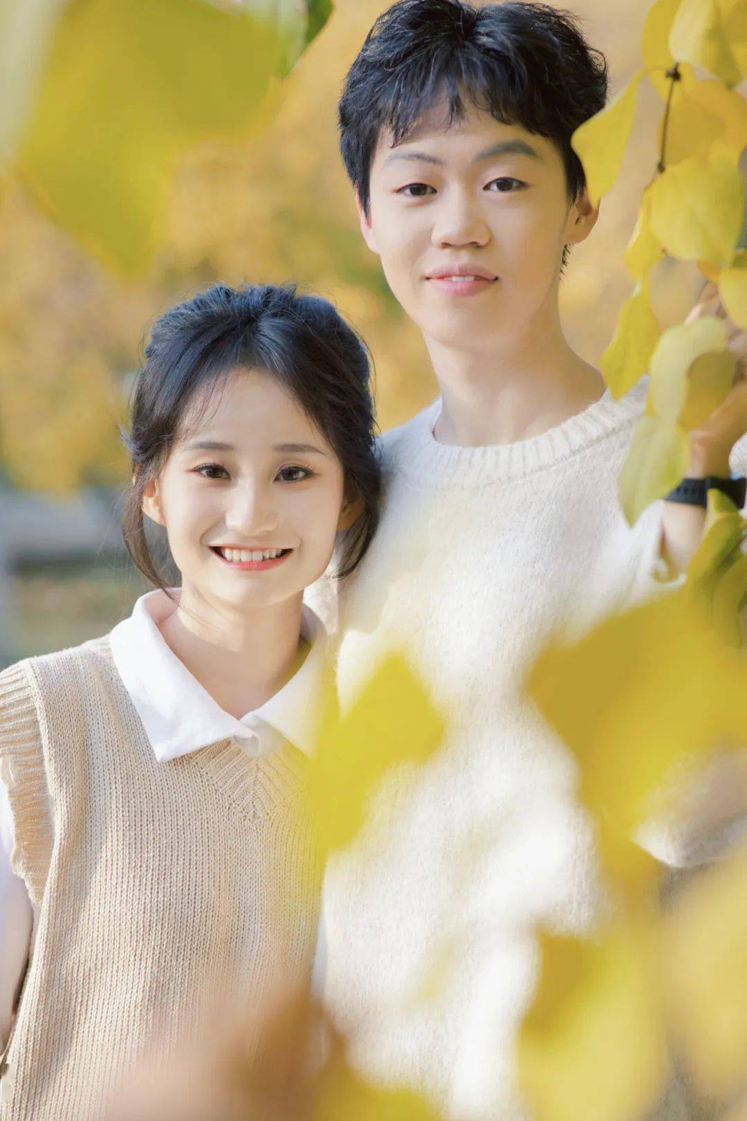 出镜人:李文琪 聂丁誉秋意凝结成明丽的花束盛开在你的怀中花瓣比婴孩