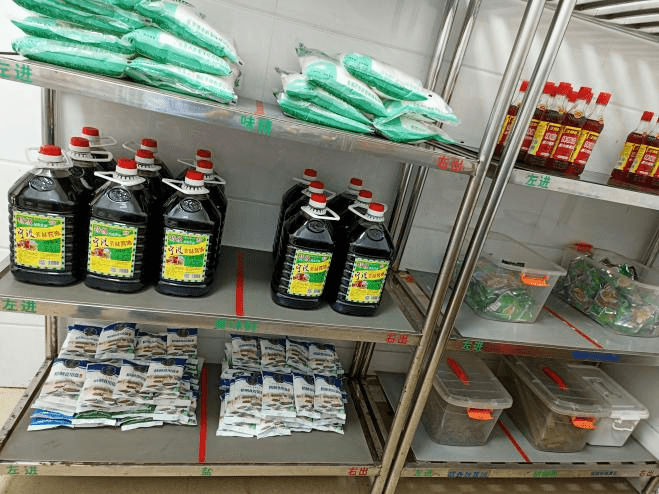 库房食品食品整齐摆放,先进先出,食品添加剂专柜存放,专册登记,专用