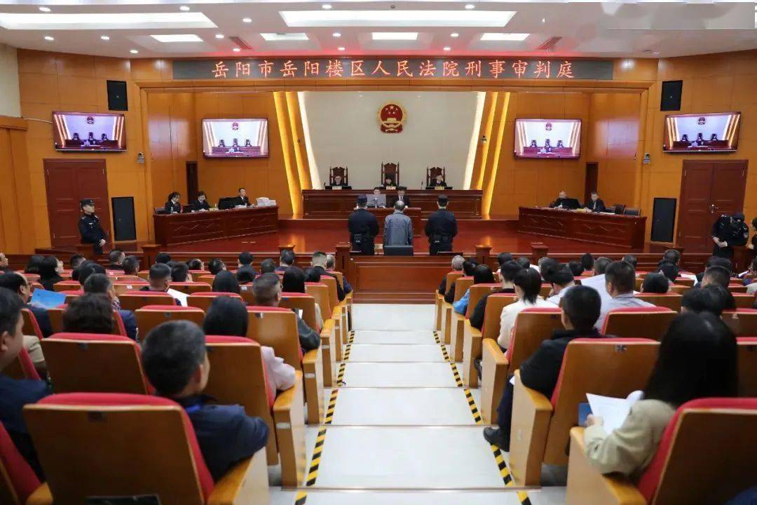 法庭上,公诉机关指控,被告人刘海波在担任岳阳市铁山供水工程管理局