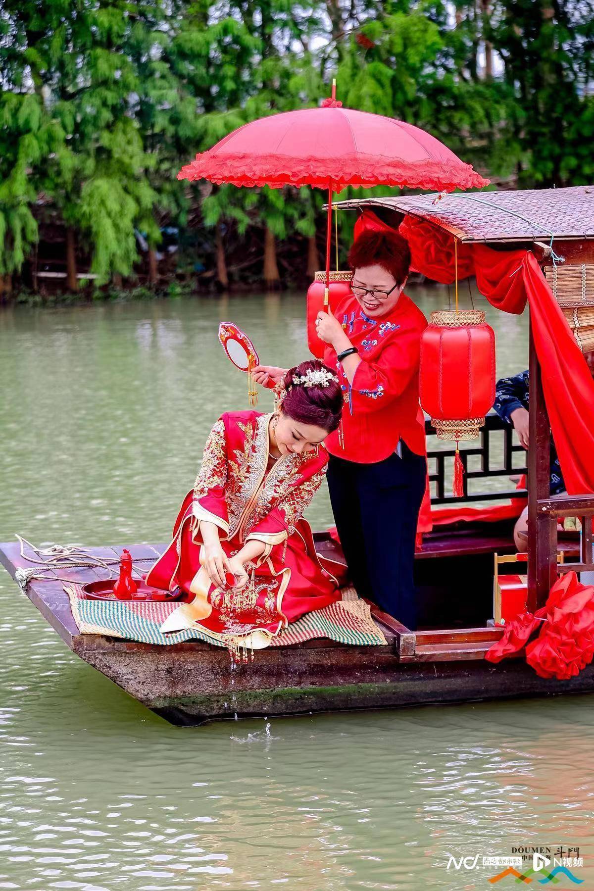 博士夫妇参与斗门水上婚嫁,以"参与"推动国家非遗项目传播_仪式_新人