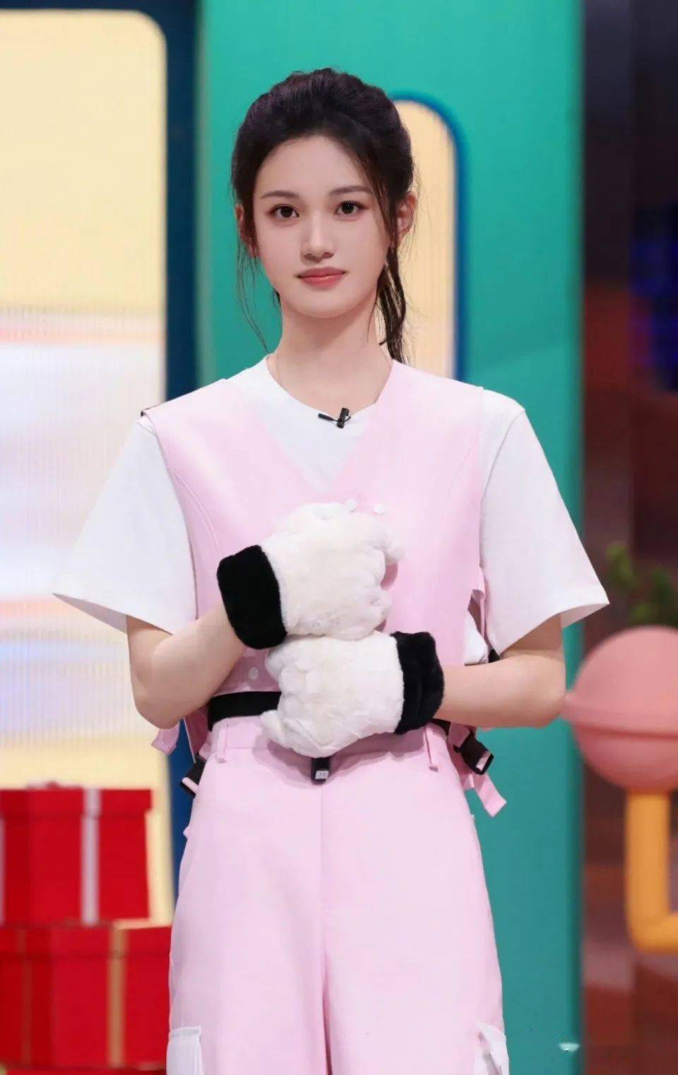 《以爱为营》女演员身高:白鹿165,董璇168,曾黎170有点没想到_郑书意