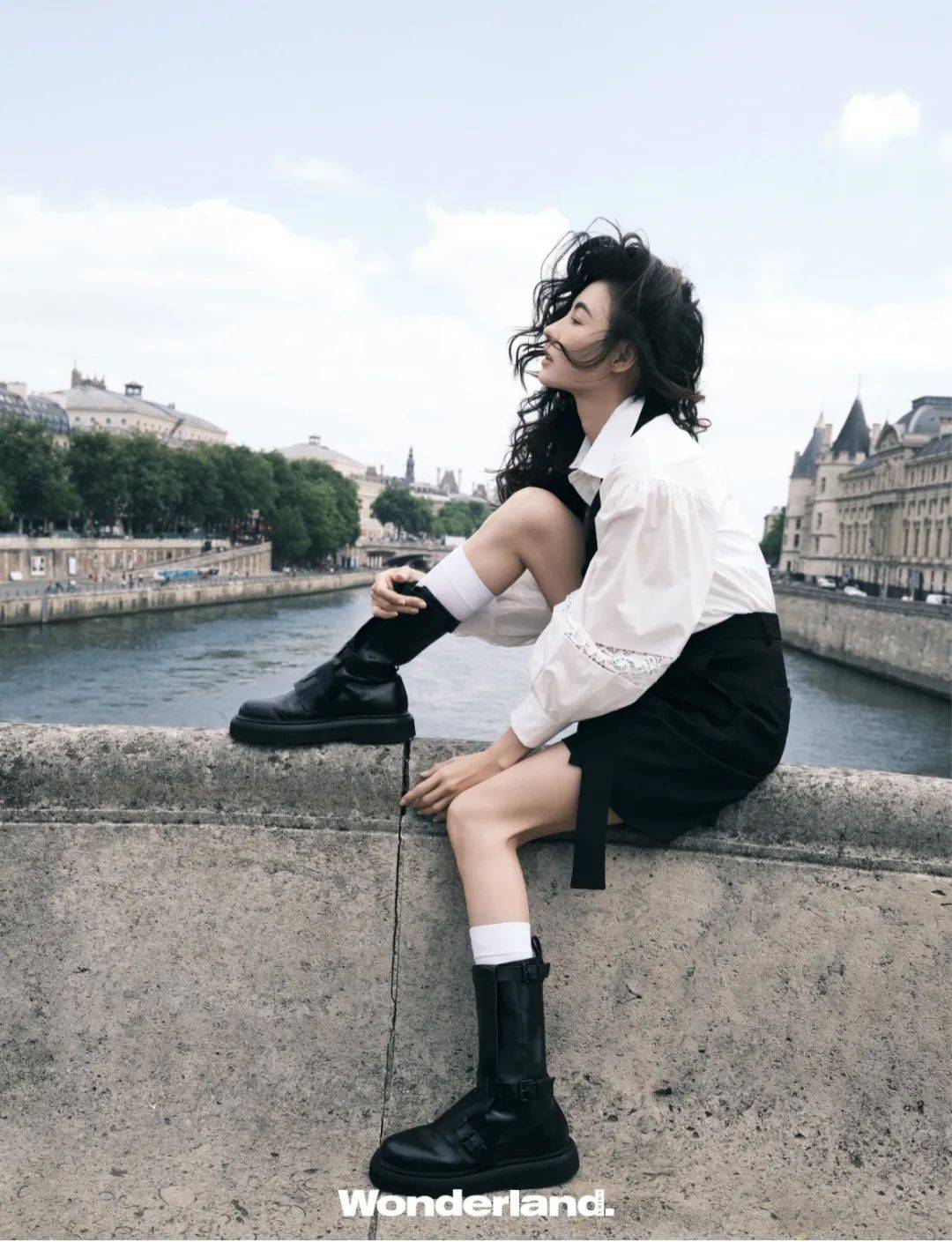 下半身的单品则负责注入活力:西装短裤,白袜子,中筒靴,都是小男孩风单