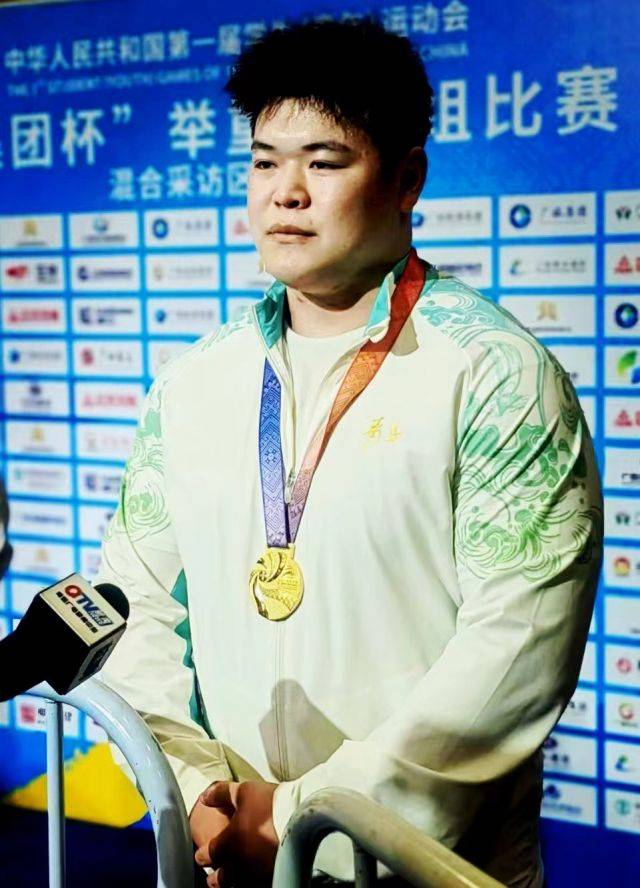 在当日的学青会(公开组)的拳击比赛中,青岛队李邵卿夺得男子57kg级