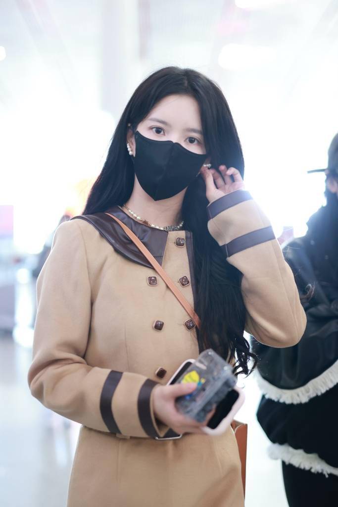 刘些宁冬日卡其色裙子套装学院风满满 名媛风穿搭显气质_北京_造型