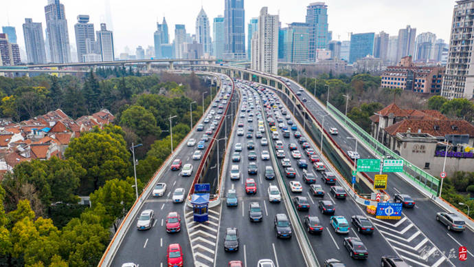 其它超大城市一样,城市道路交通拥堵也是上海城市治理面临的严峻挑战