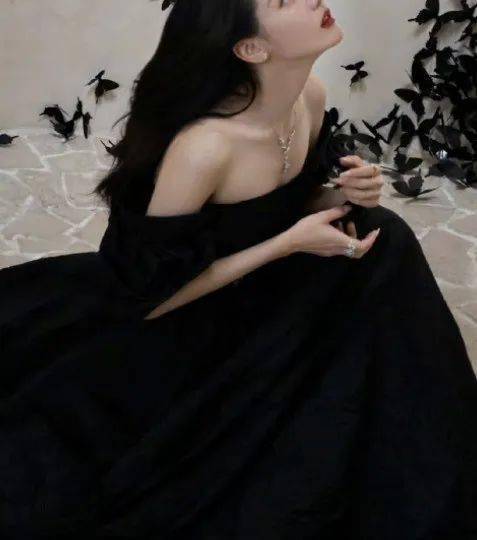 满墙的黑蝴蝶,她一身鲜艳的红衣绽放,似是这群蝴蝶之中的蝶后!