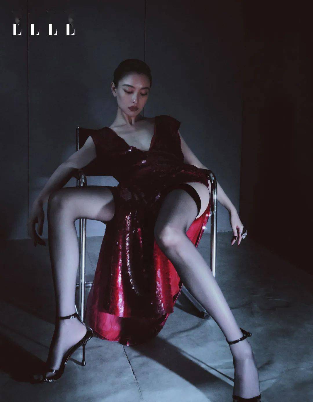 倪妮| 《elle》十二月闭年刊封面,摩登城的夜与光_进行_戏剧_喧嚣