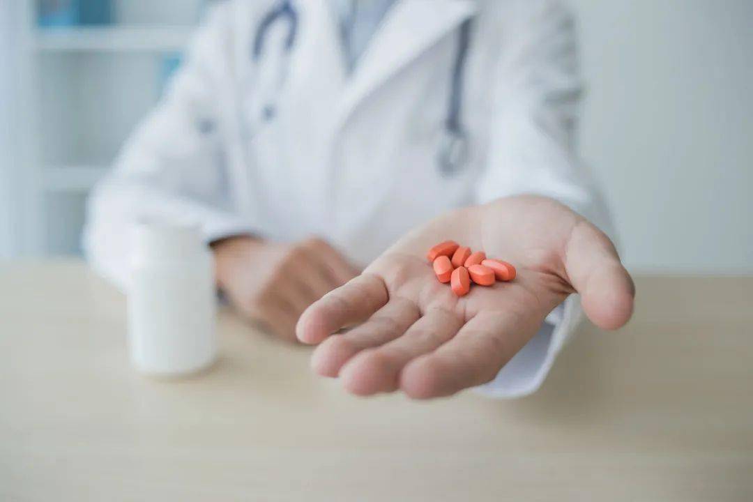 常用的抗生素包括β-内酰胺类,氨基糖苷类,大环内酯类,林可霉素类