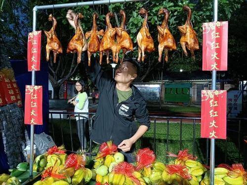 大岗镇派驻上村村第一书记潘国昌介绍,大岗镇好山好水,特产丰富,美食