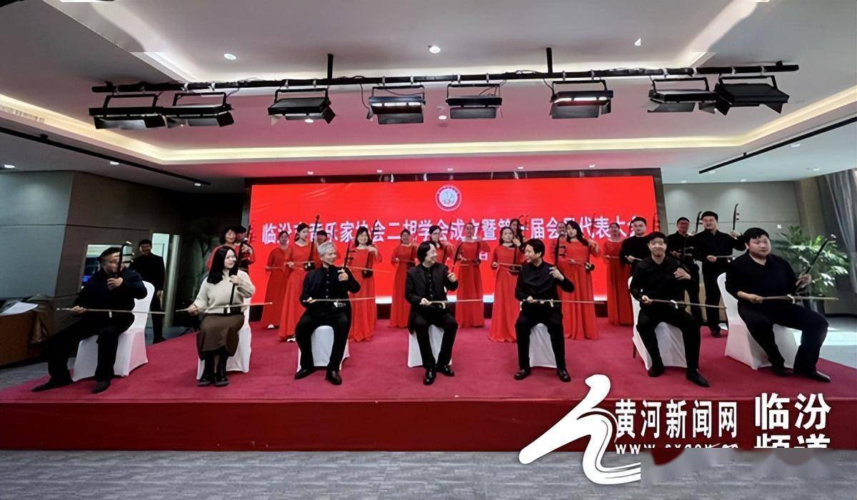 表演了二胡独奏《秦风》,《火61彩衣姑娘》,《兰花花叙事曲》,二胡
