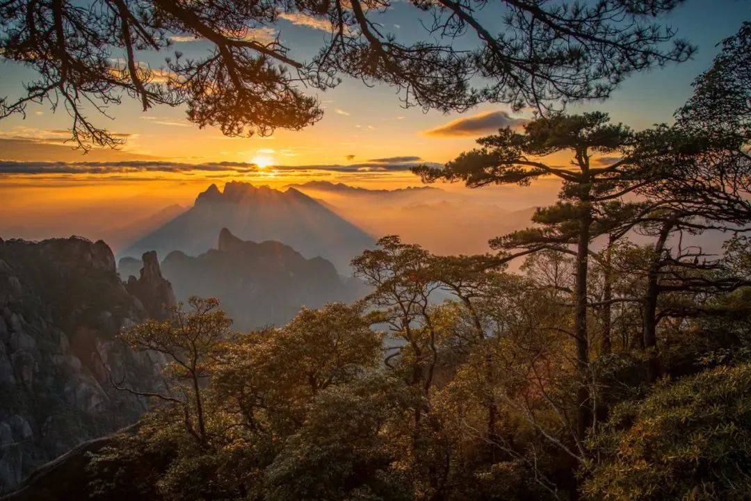 06井冈山吉安走进革命圣地井冈山观云海棉絮般的白云汇聚成海绵延俊峭