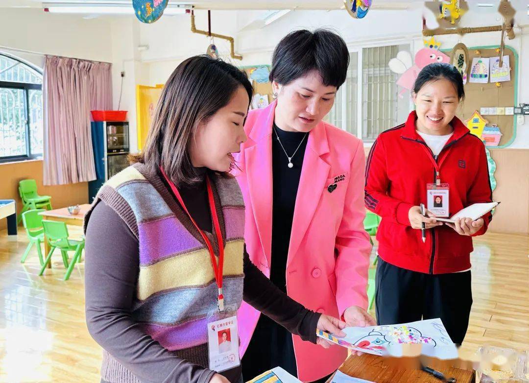 在王婷婷园长的陪同下,责任督学邱老师对教学教研,周计划表,以及区域