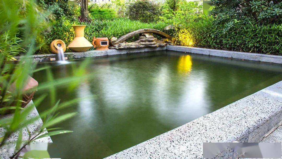 这里背靠风景秀丽的大嘉山,堪称"天然森林氧吧";这里的泡池丰富多样