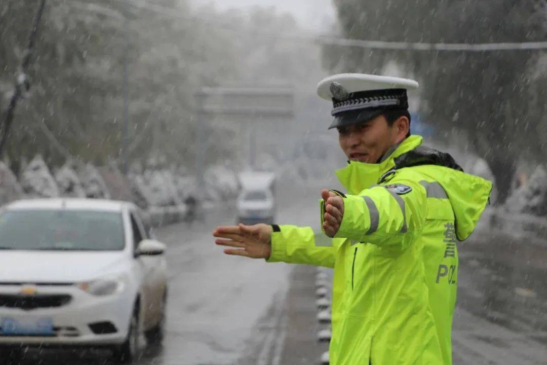 寒风中的交警图片