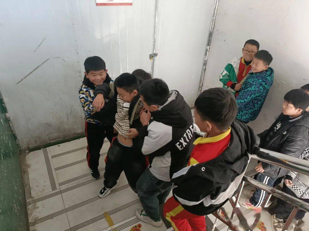 班级学生正在上下楼梯之际.