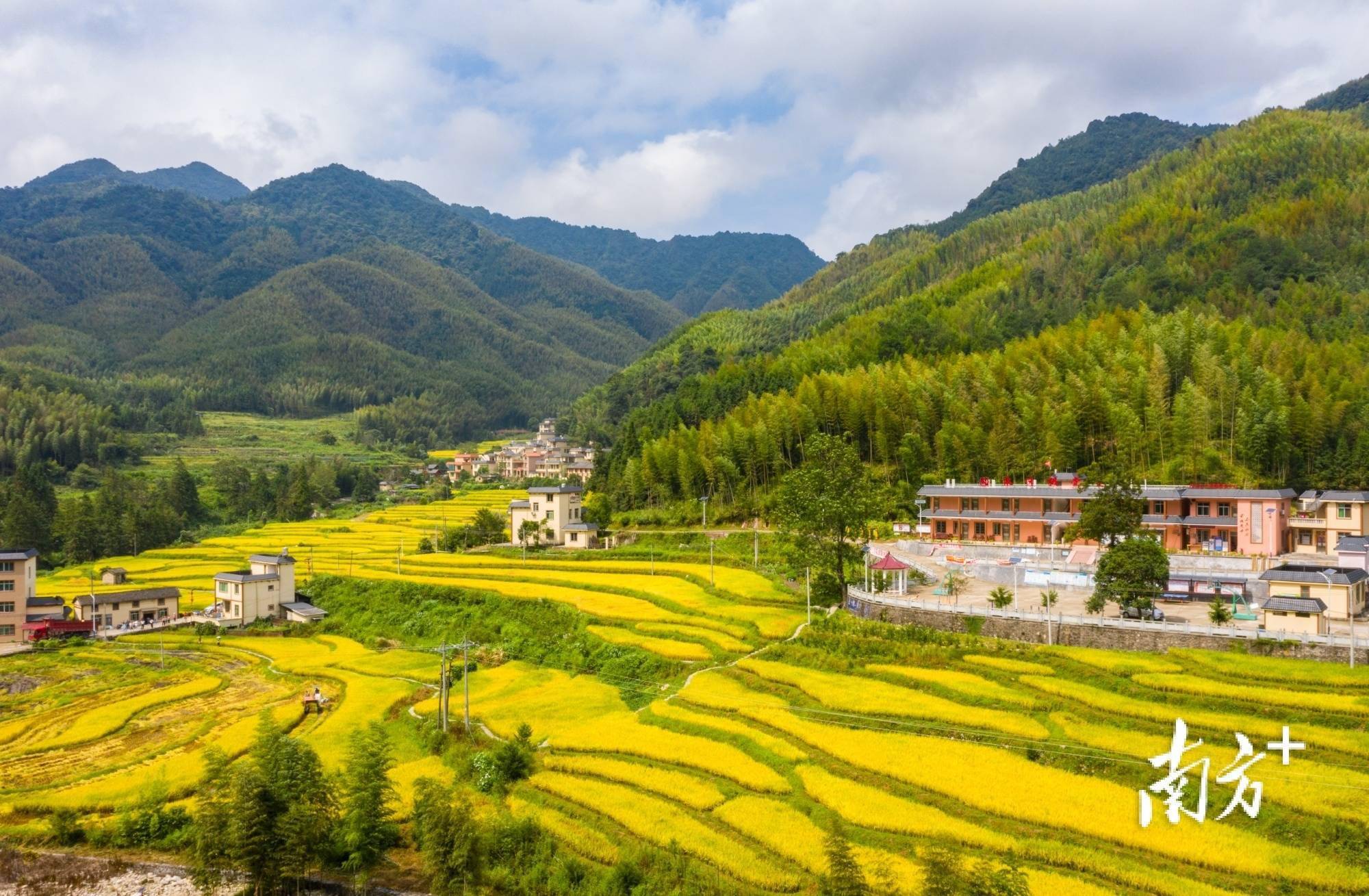 擦亮"三色"光谱构筑瑶族风情小镇|百千万 连州行_瑶安瑶族乡_建设