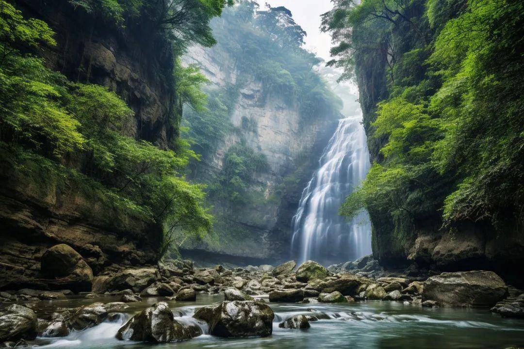 赤壁大瀑布蝴蝶谷栈道是景区徒步观光的第一站,全长约2公里,环境清幽