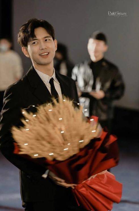 在一次独家采访中,李现表示他一直希望朝着正剧方向发展,而不仅仅依靠