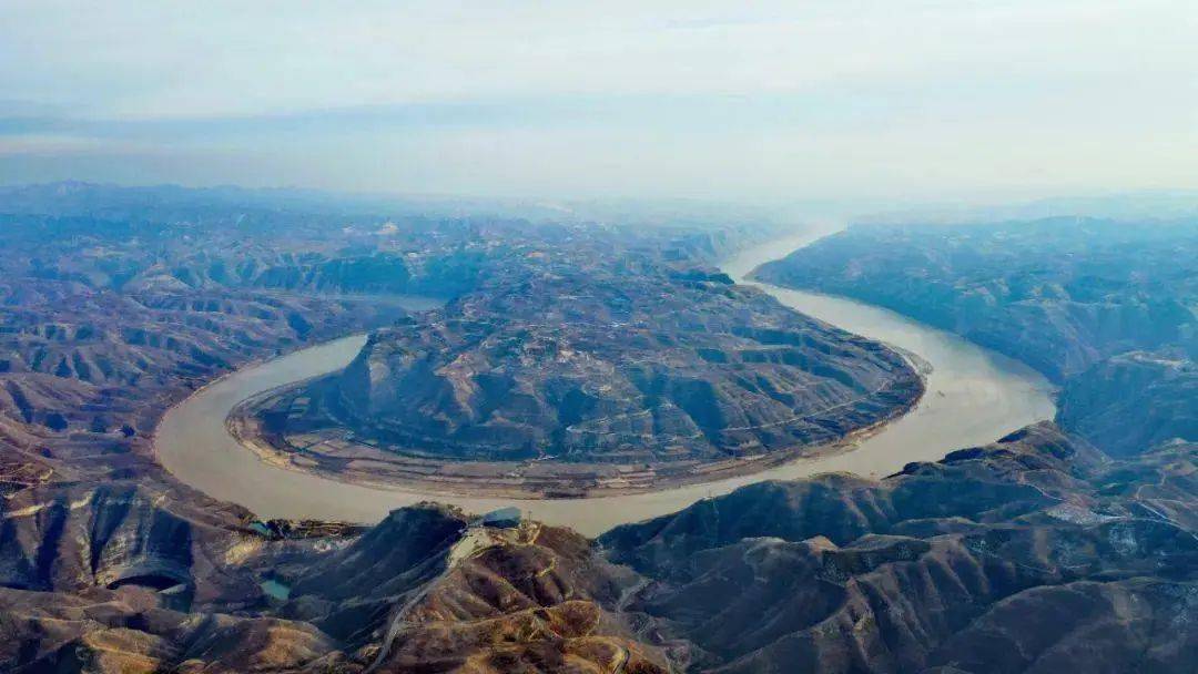 嵌入式蛇曲①地形较平坦;②河流侧蚀作用强凹岸侵蚀凸岸堆积,出现河曲