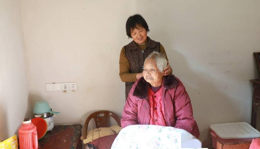 在含山縣環峰鎮昭關小區,記者見到了今年102歲的老人石蘭英,老人雖然