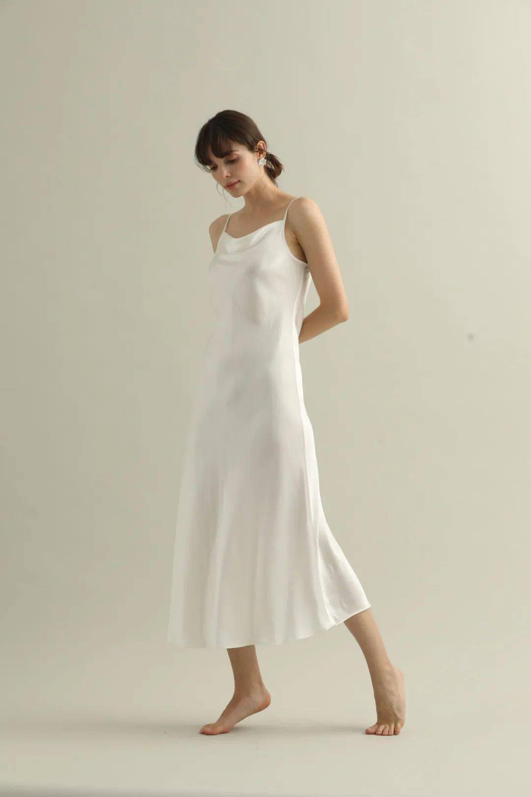 荡领吊带裙,优雅至上,性感刚好!_气质_设计_风情