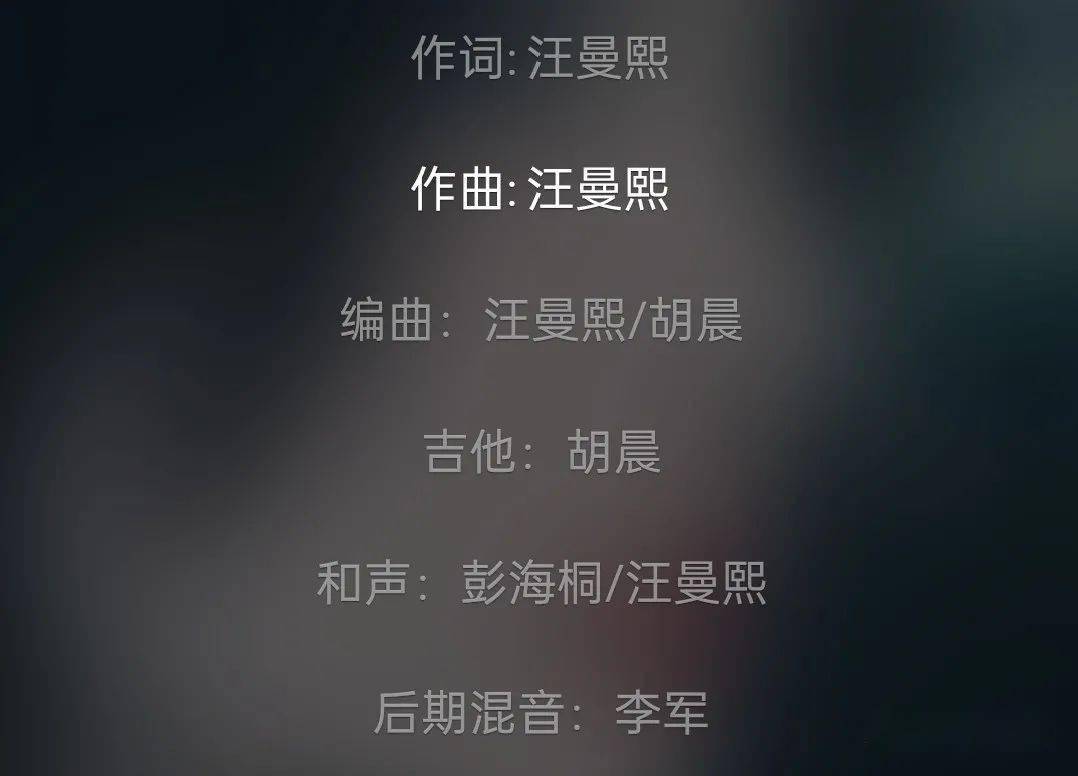 從10歲開始,她就能自己作詞,作曲,編曲,自彈自唱,還經常在社交平臺上