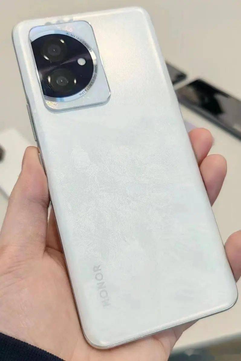 荣耀100系列真机外观曝光 pro版配备"药丸屏"_设计的_gen_搭载